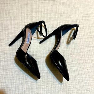 Staple black pumps